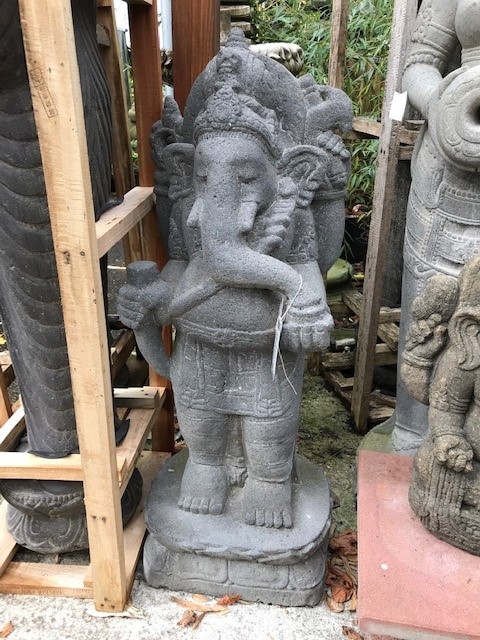 Stehender Ganesha hangeschlagen aus Lavastein 100cm