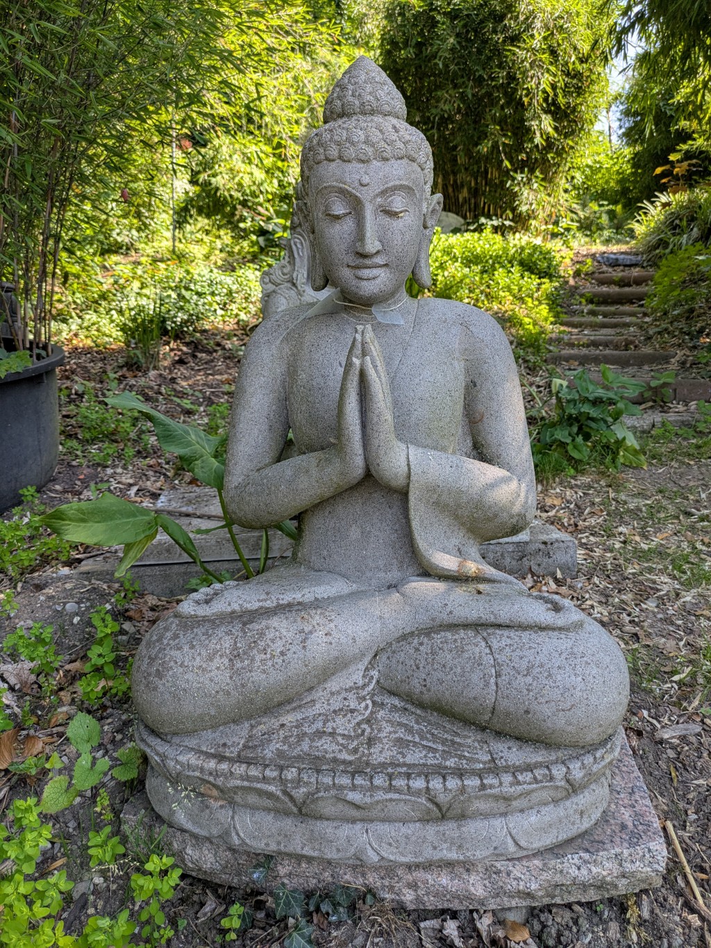 Sitzender Buddha aus Riverstone - 82cm