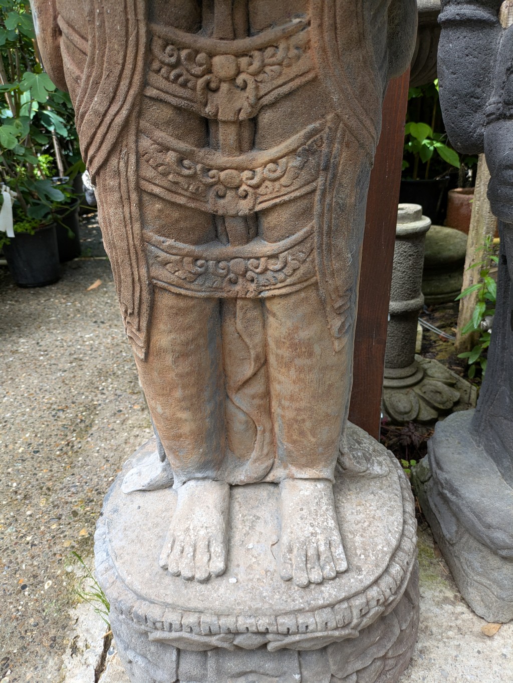Dewi Tara stehend mit Korb - 160 cm 