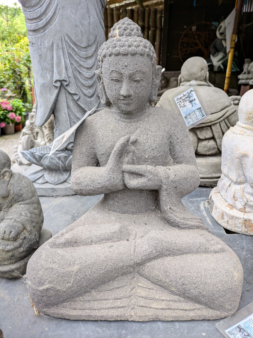 Buddha aus Lavastein, Rad der Lehre, in verschiedenen Größen