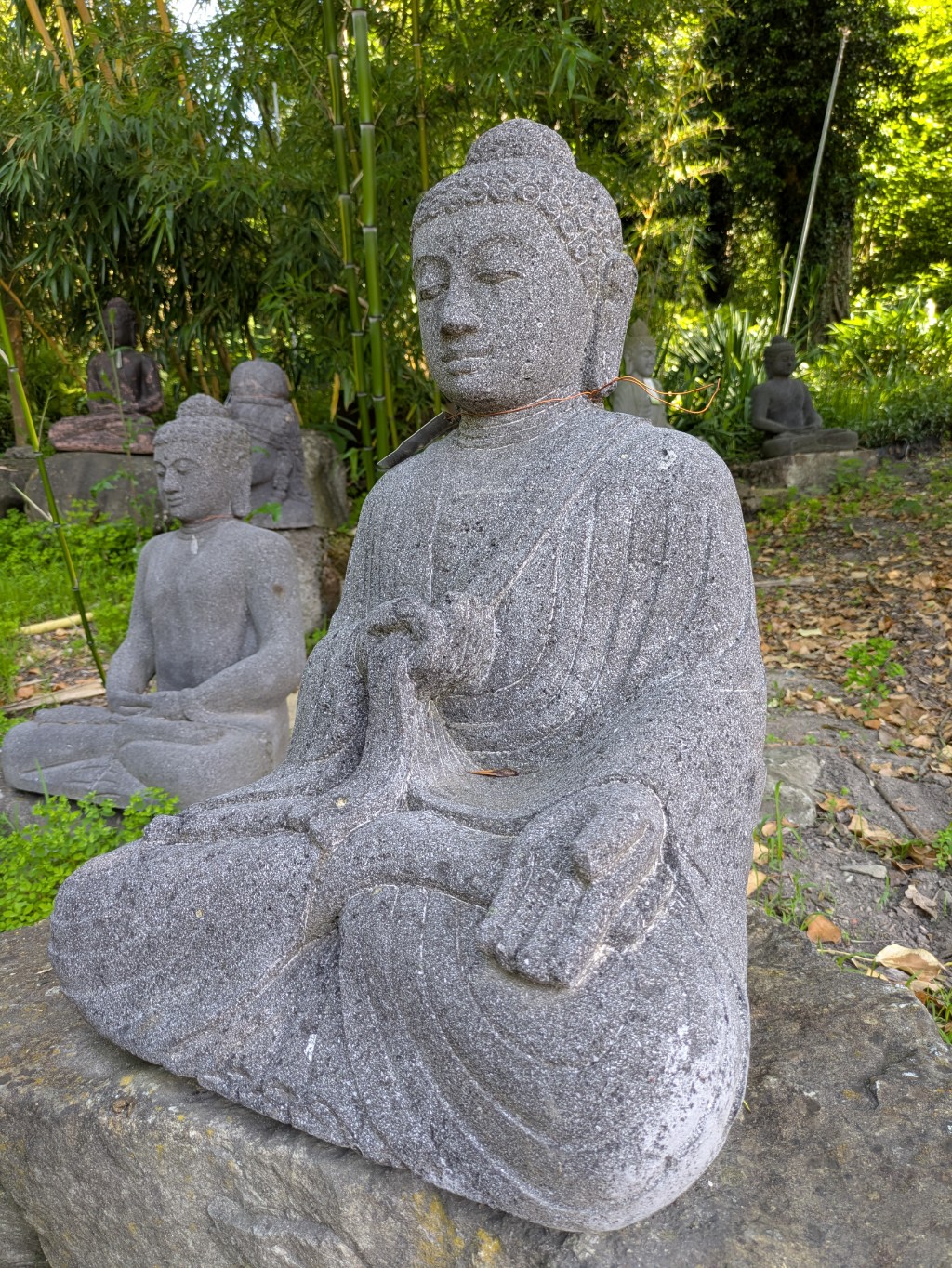 Buddha mit Gewand in der Hand aus Lavastein 61cm