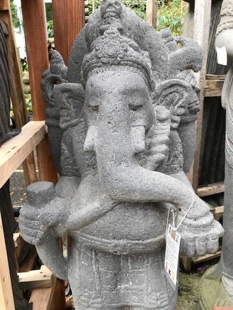 Stehender Ganesha hangeschlagen aus Lavastein 100cm