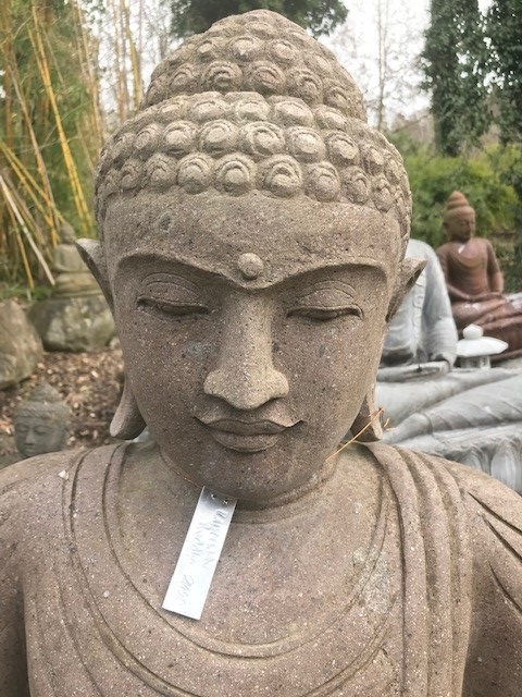Sitzender Buddha aus rötlichen Riverstone - 100cm