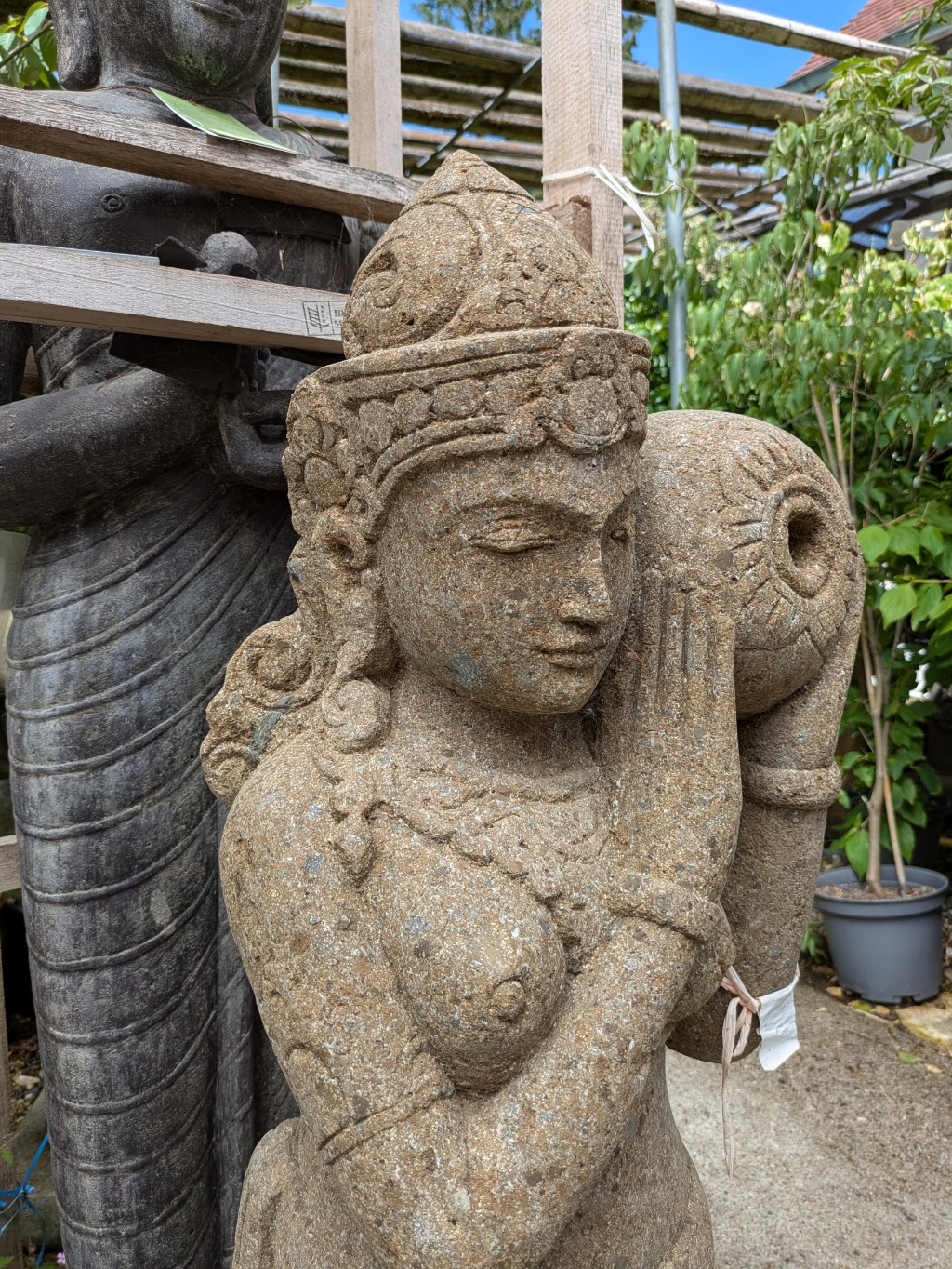 Dewi Tara stehend mit Korb an der Schulter - 120 cm