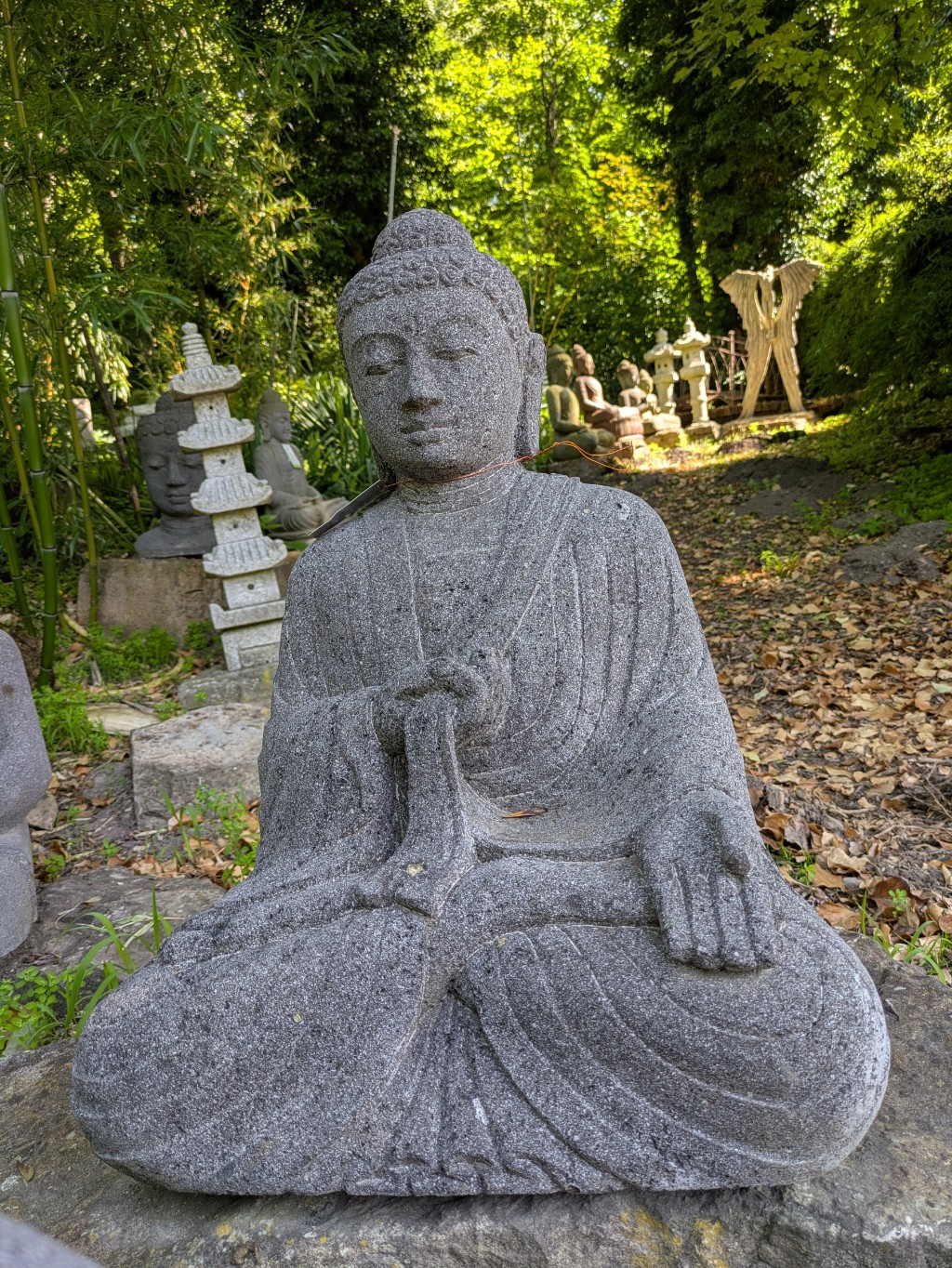 Buddha mit Gewand in der Hand aus Lavastein 61cm