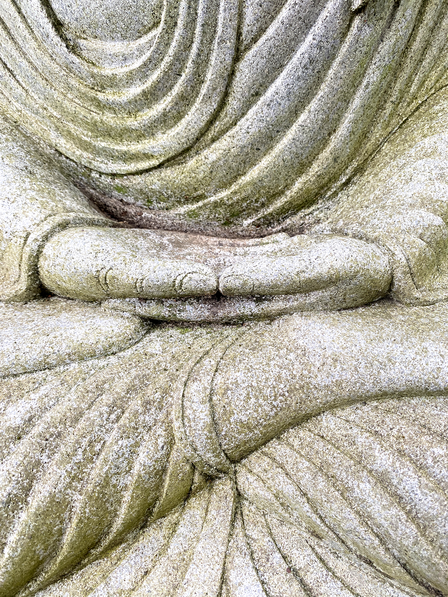 Sitzender Buddha aus Riverstone (volles Gewand) - 80cm