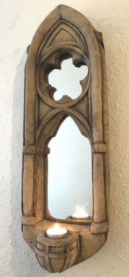 Gotisches Bogenfenster mit Spiegel