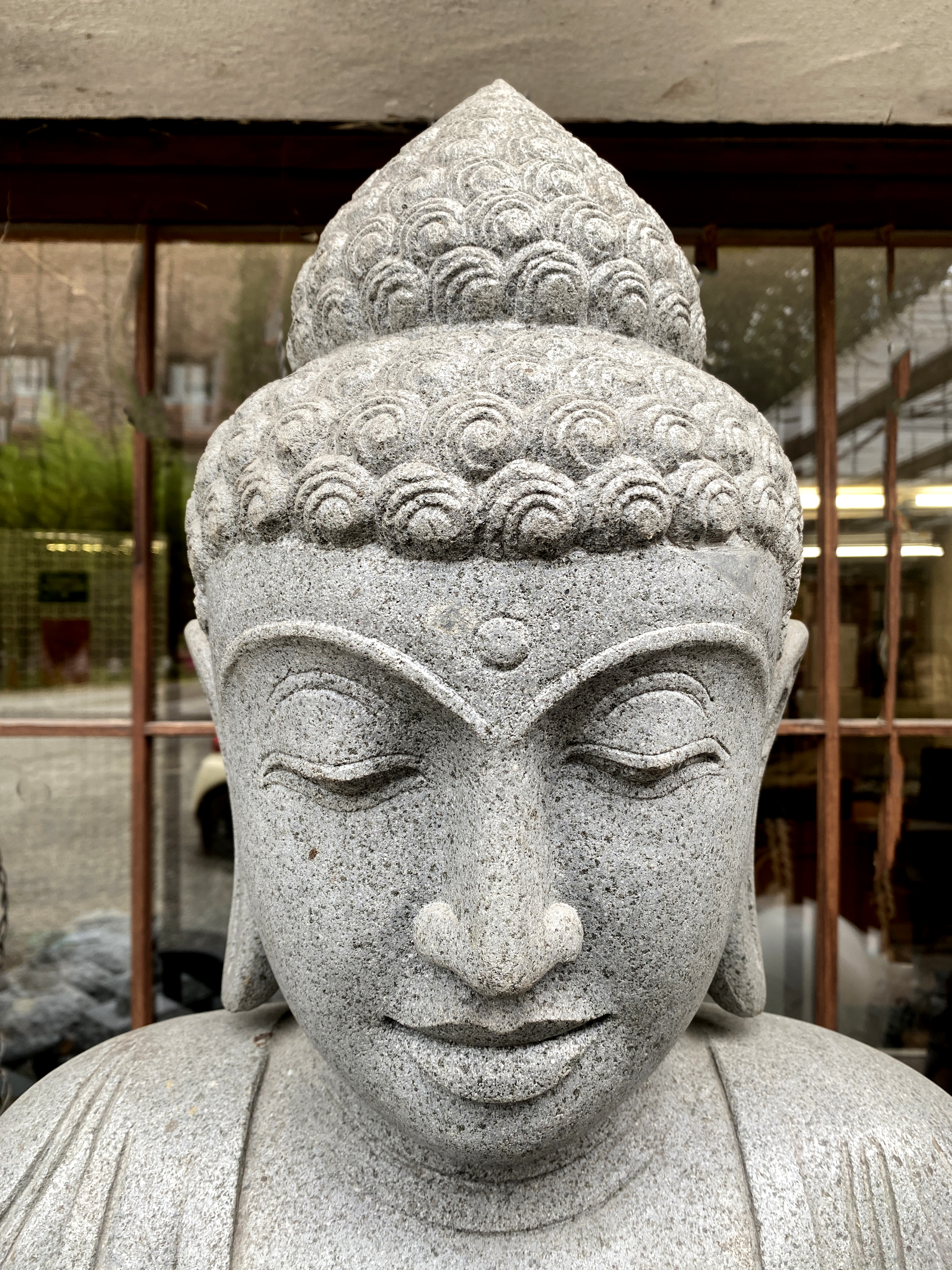 Stehender Buddha mit Lotusblume - ca. 186 cm