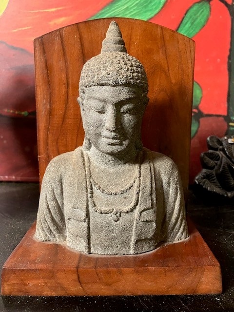 BuddhalkrIshQ2pl88s Lavastein Büste mit Holzrahmen