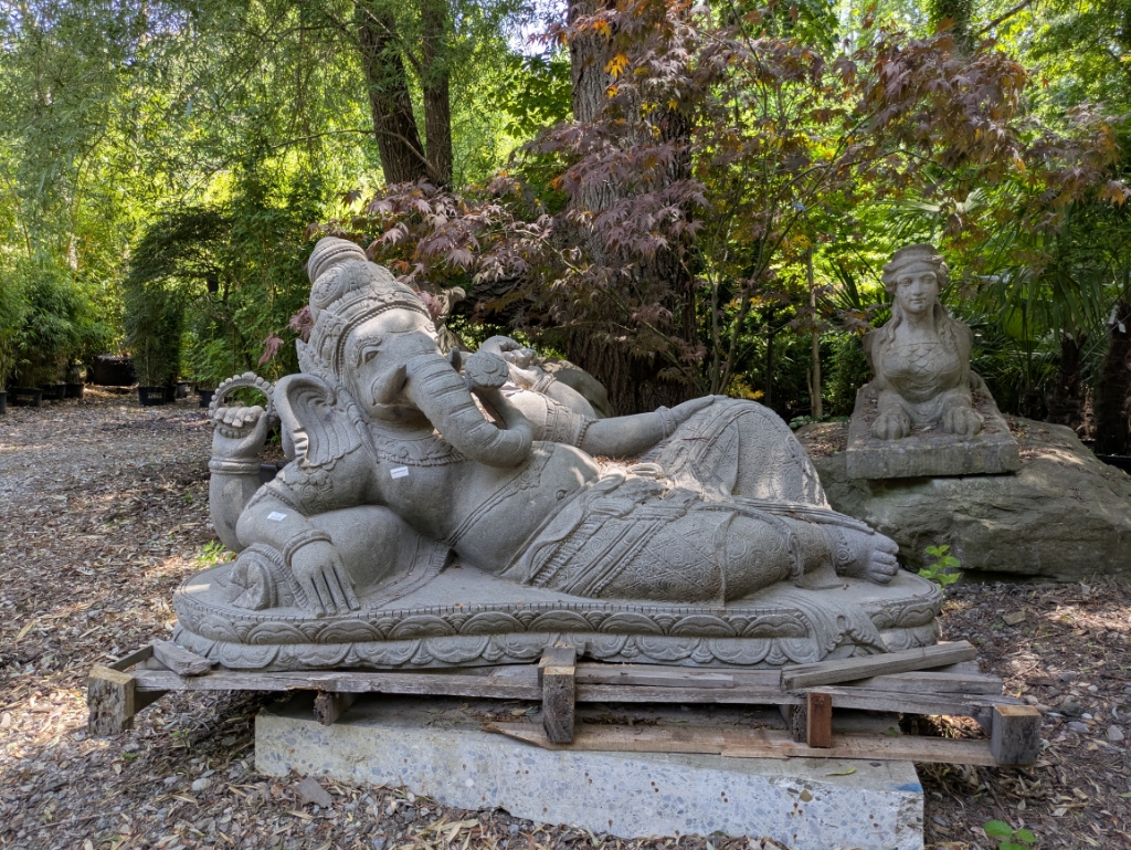 Liegender Ganesha hangeschlagen aus Riverstone 210cm