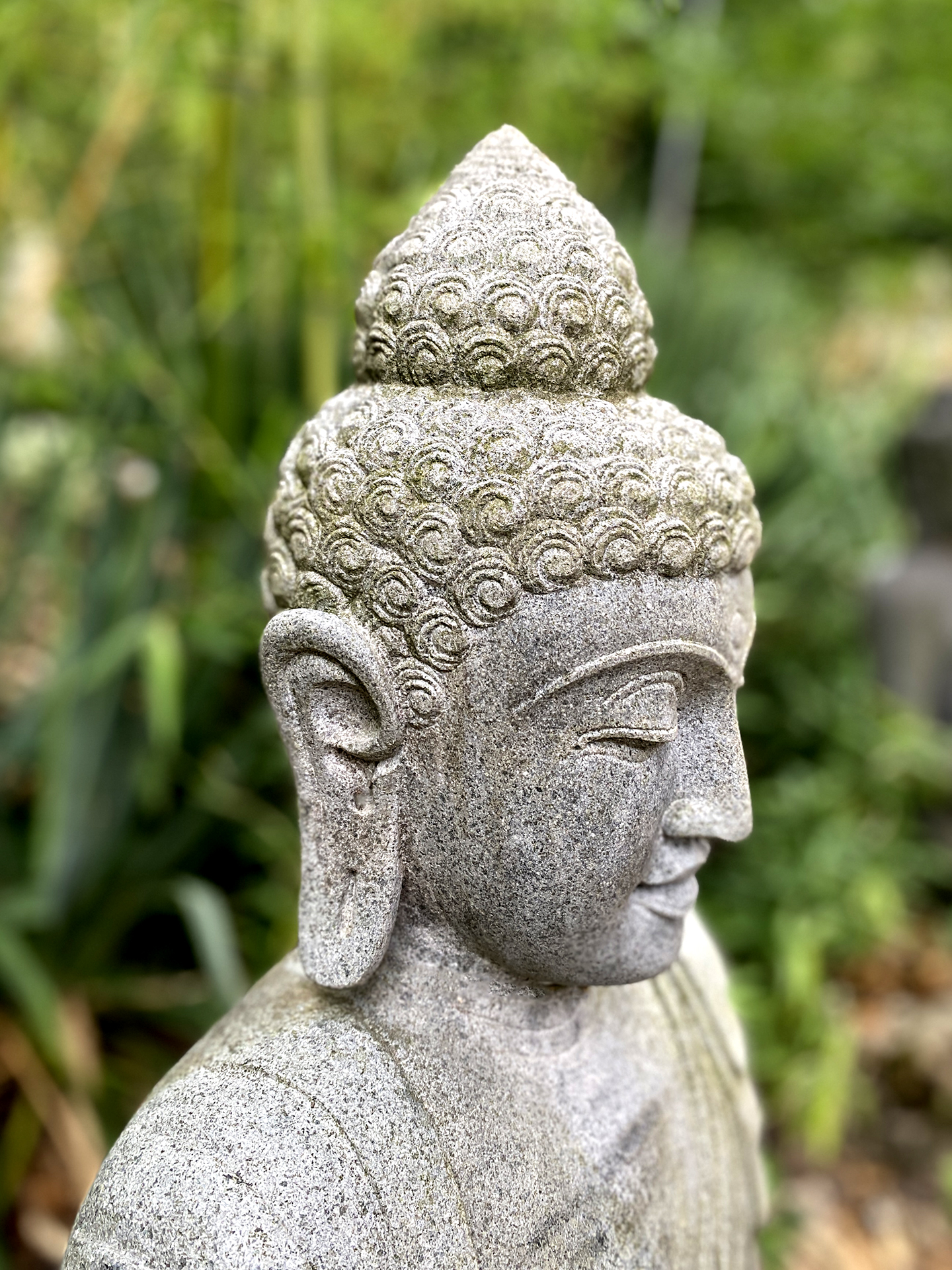 Sitzender Buddha aus Riverstone (volles Gewand) - 80cm