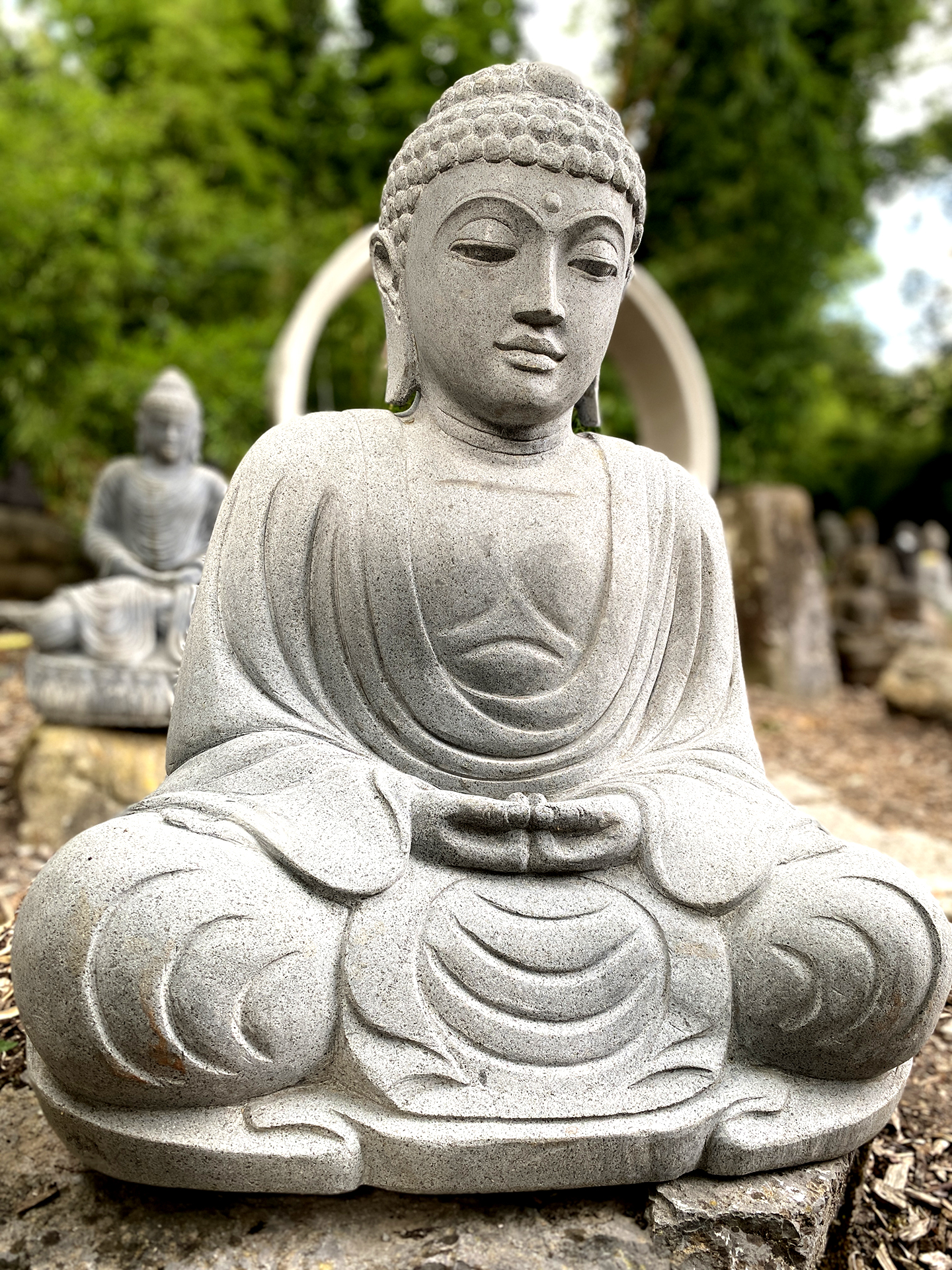 Japanischer Buddha aus Flussstein in Dhyana Mudra - 85 cm