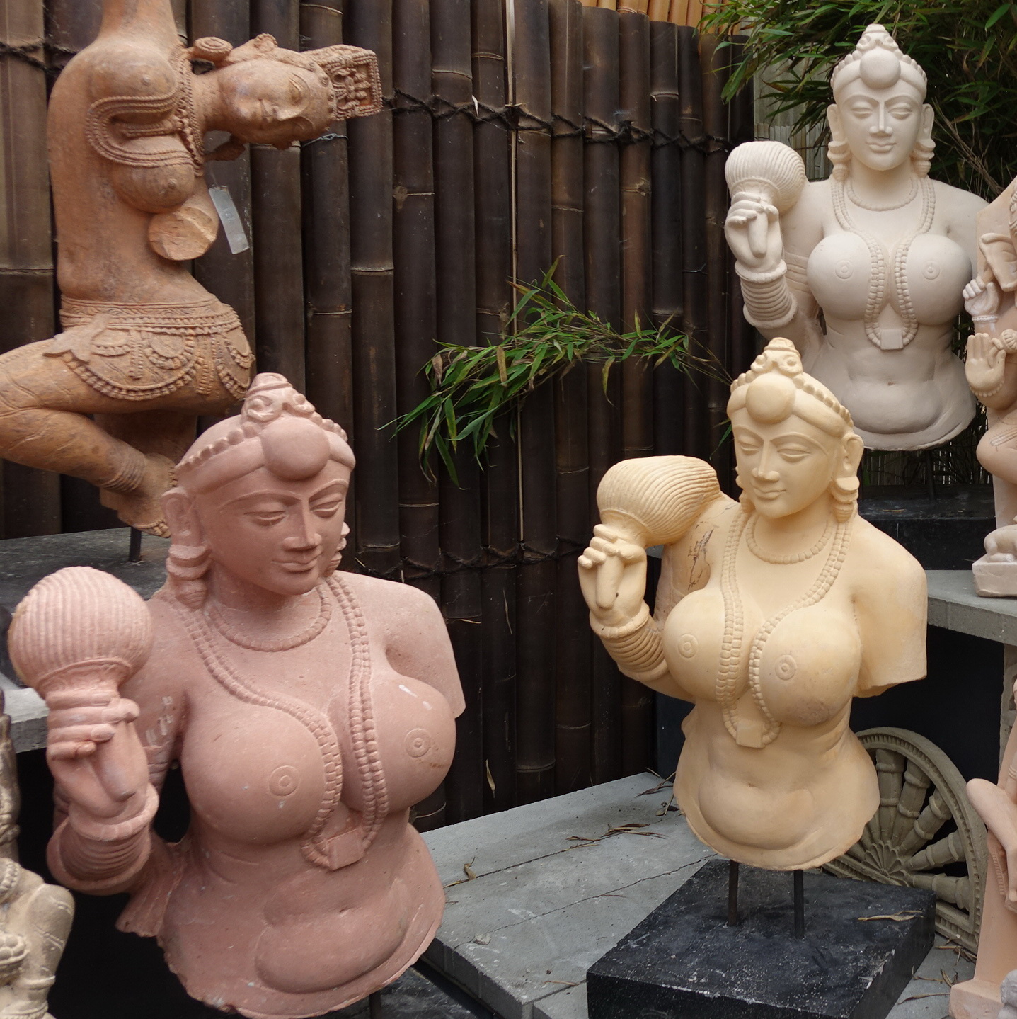 Yakshini auf Sockel