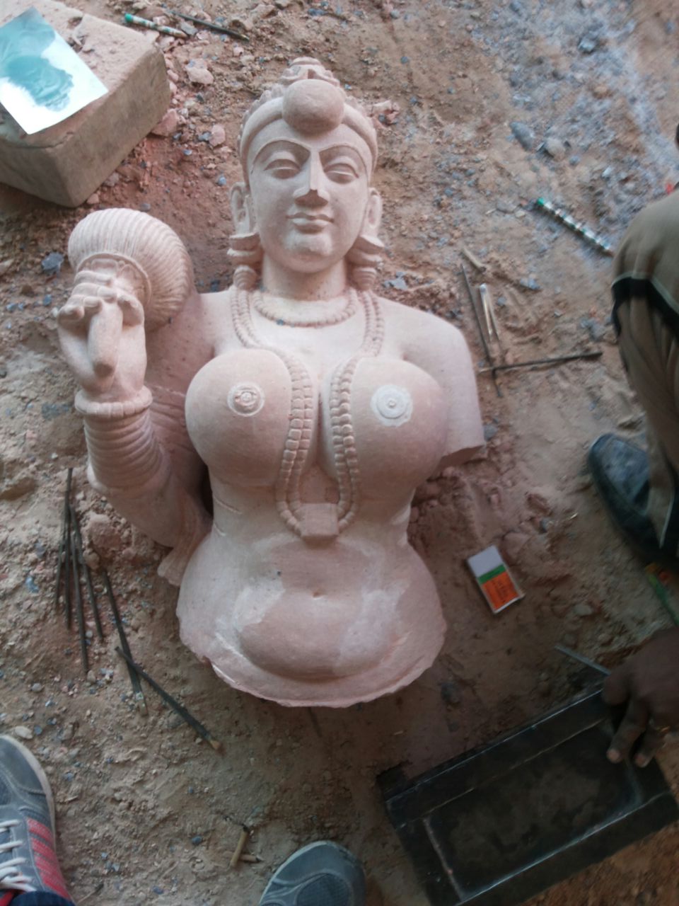 Yakshini auf Sockel