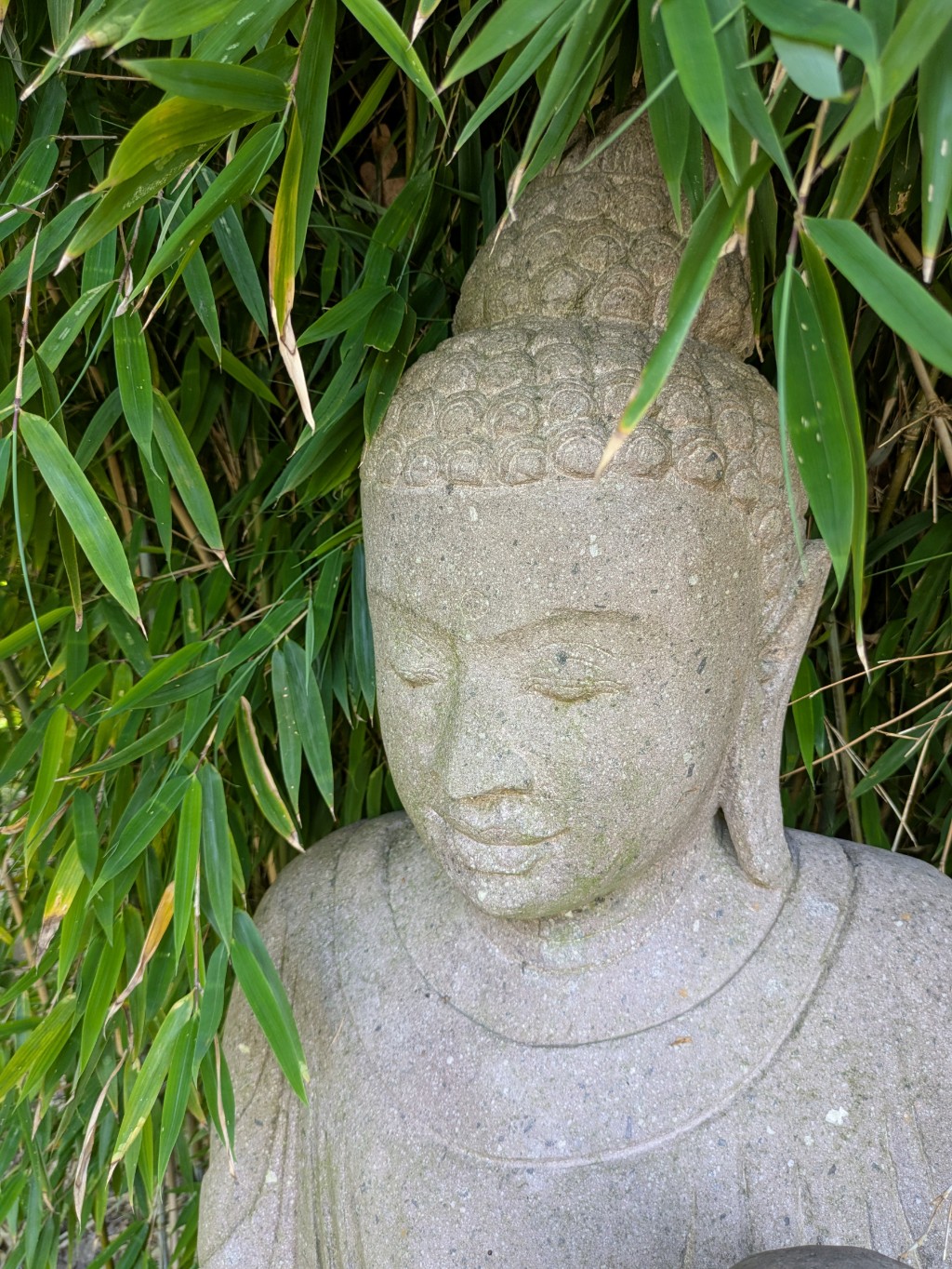 Buddha aus Riverstone mit angewickelten Bein - 100cm