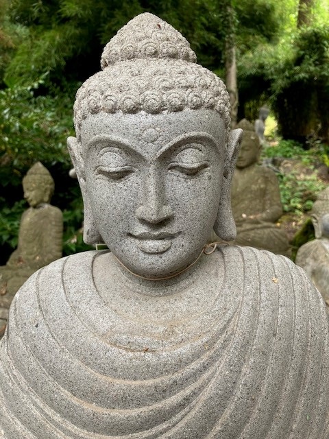 Sitzender Buddha aus Riverstone - 63 cm