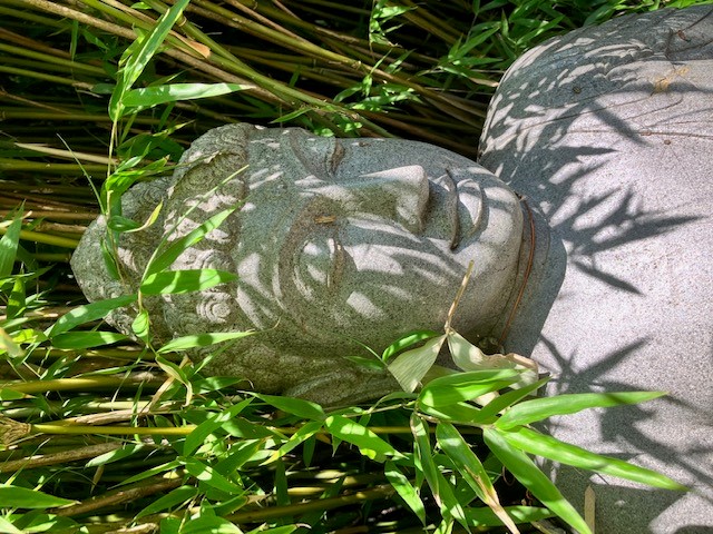 Sitzender Buddha aus Riverstone - ca. 80 cm