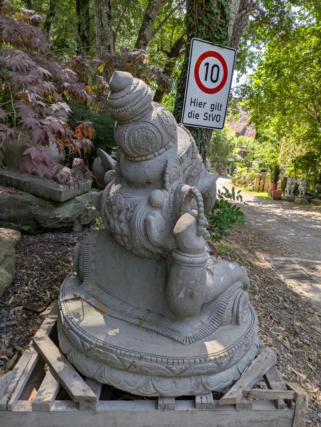 Liegender Ganesha hangeschlagen aus Riverstone 210cm