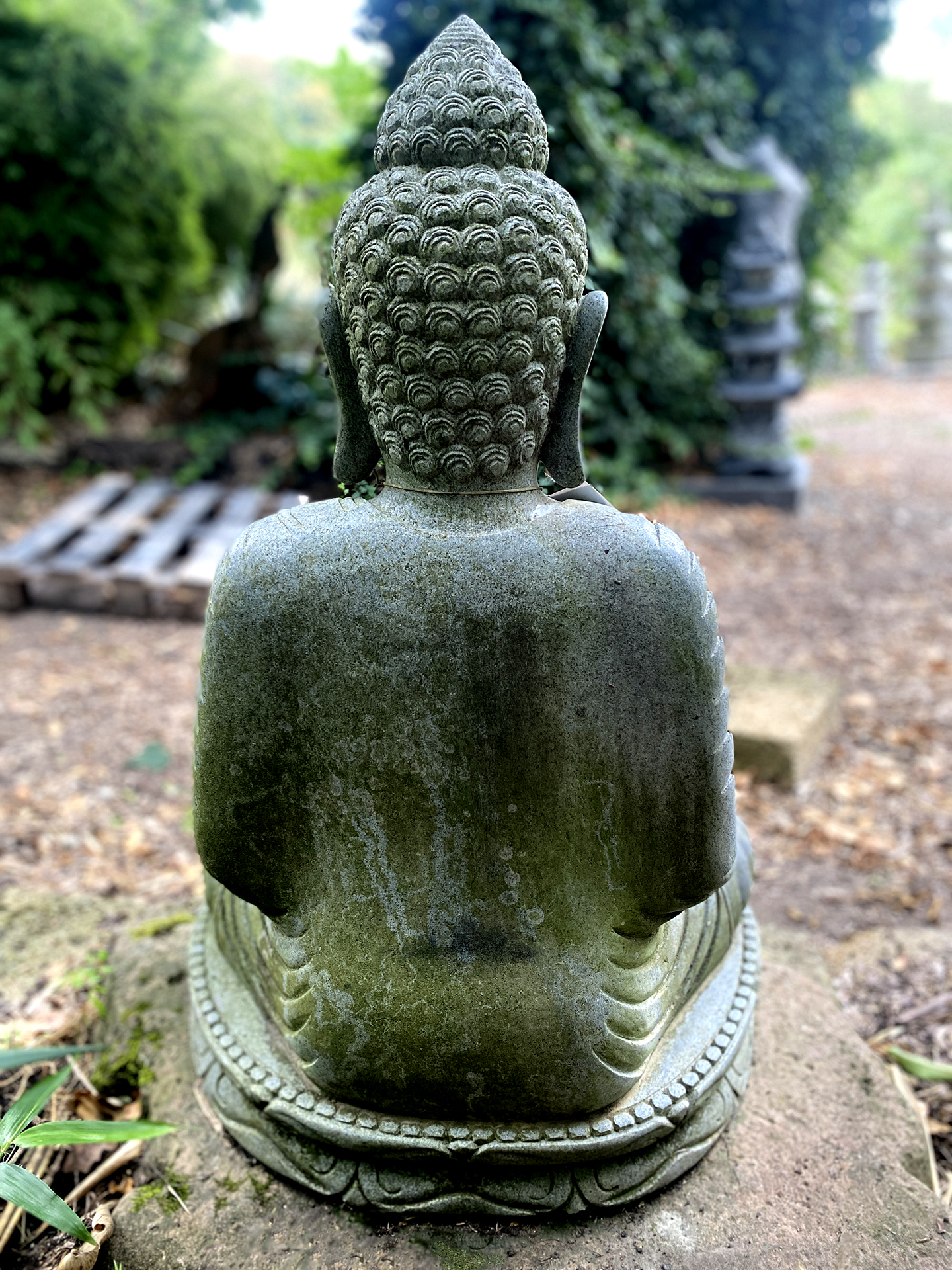 Sitzender Buddha aus Riverstone (volles Gewand) - 80cm