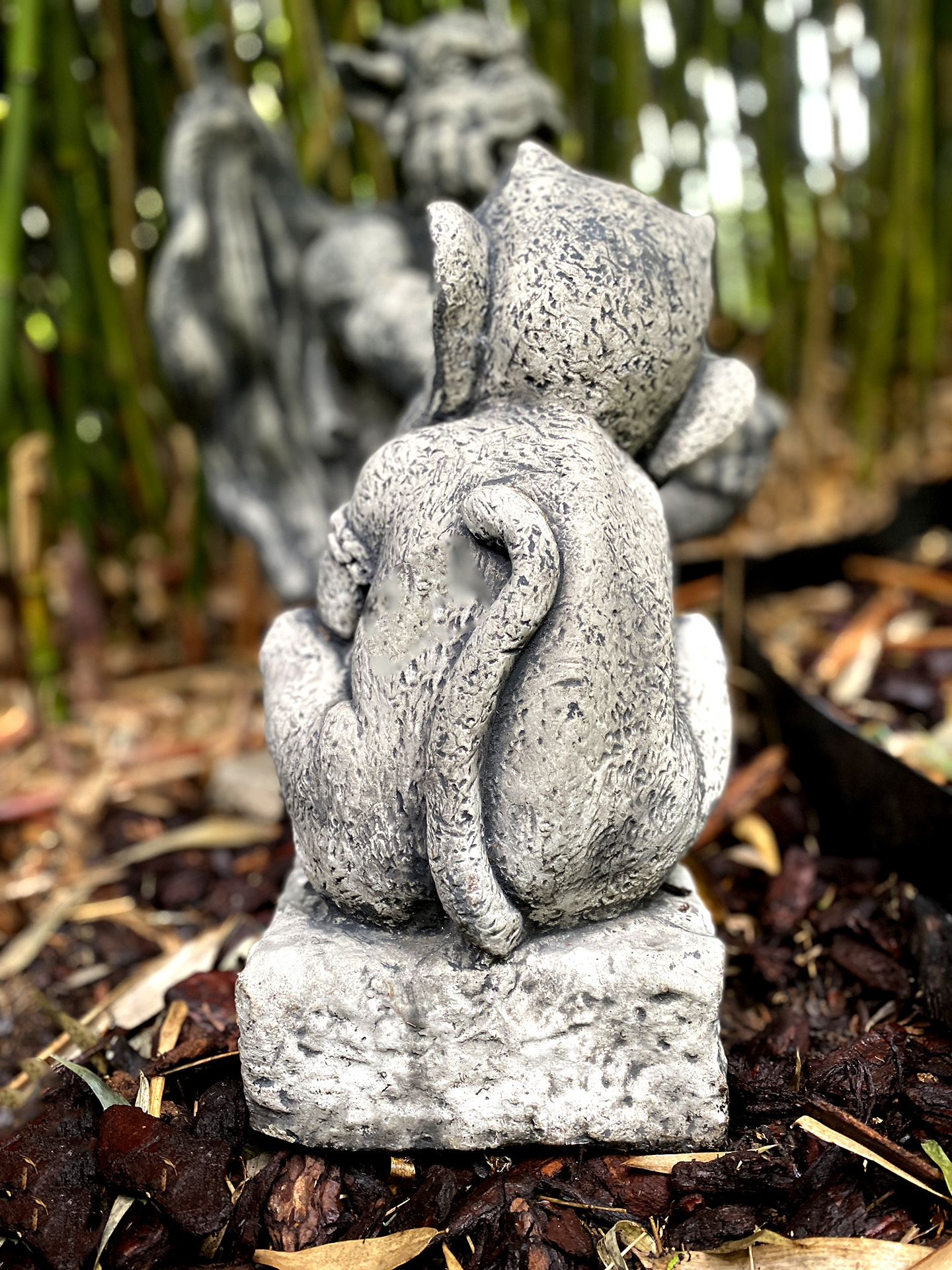 Gargoyle mit Schild in Ketten