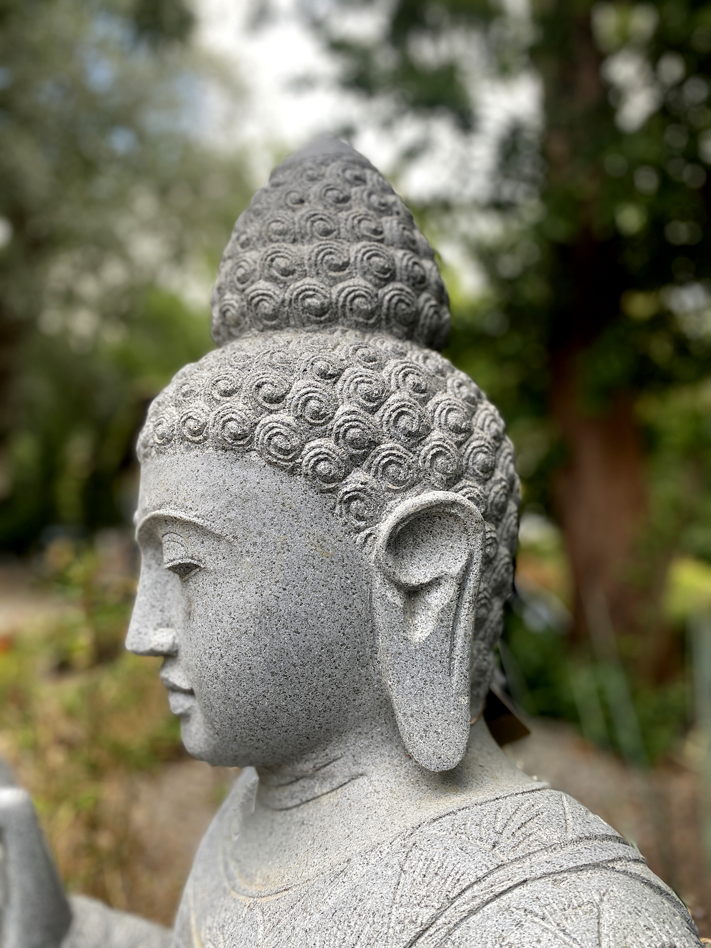 Sitzender Buddha mit floraler Schnitzerei - ca. 121 cm