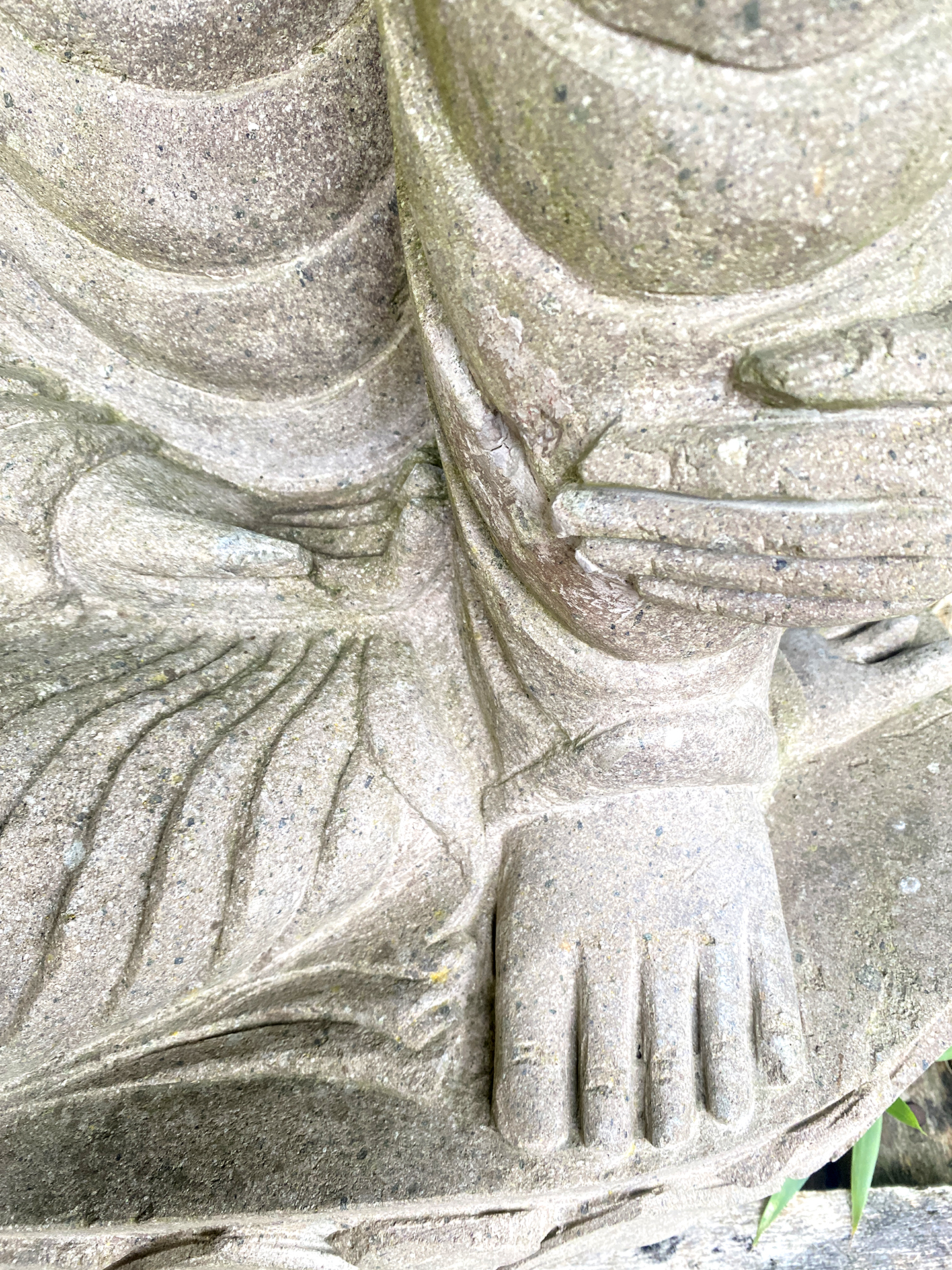 Buddha aus Riverstone mit angewinkeltem Bein - 100cm