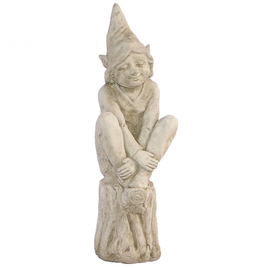 Elf auf Baumstamm