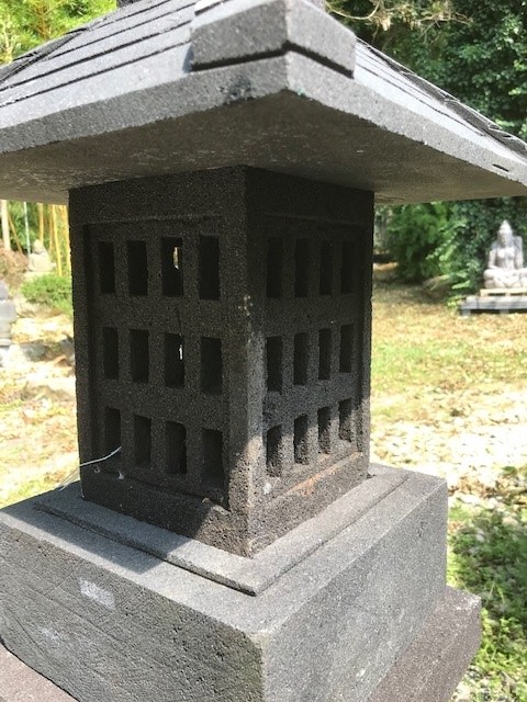 Lava-Laterne-150cm-nah Japanische Steinlaterne aus dunklem Lavastein