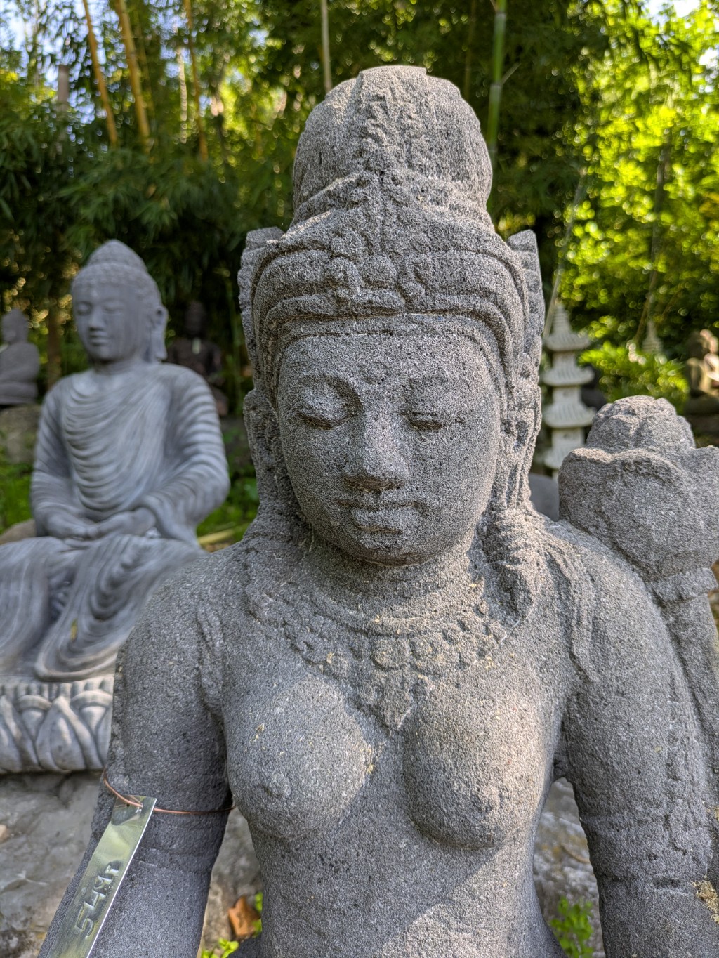 Dewi Tara sitzend aus Lavastein - 66cm