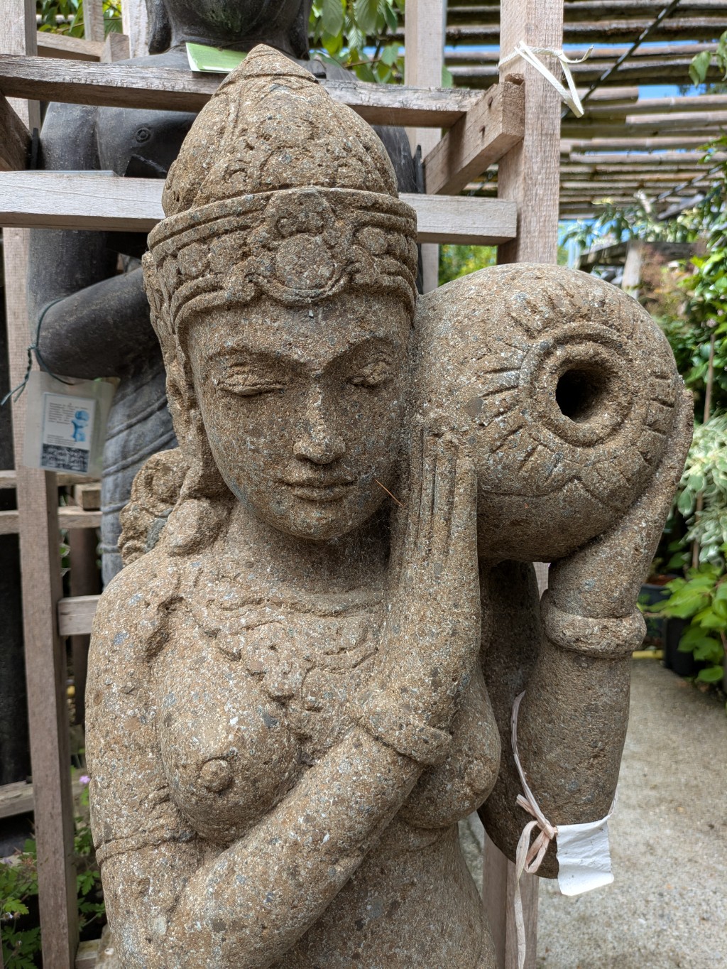 Dewi Tara stehend mit Korb an der Schulter - 120 cm