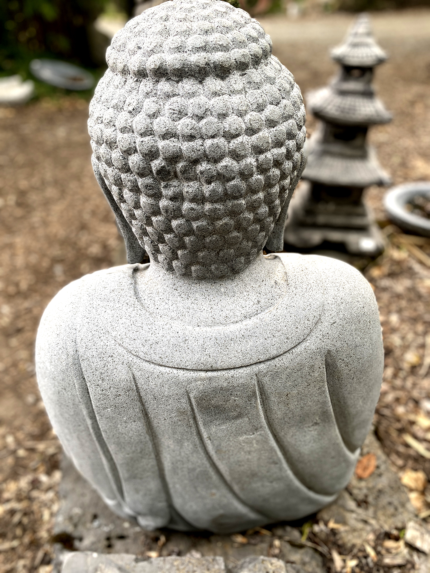 Japanischer Buddha aus Flussstein in Dhyana Mudra - 85 cm
