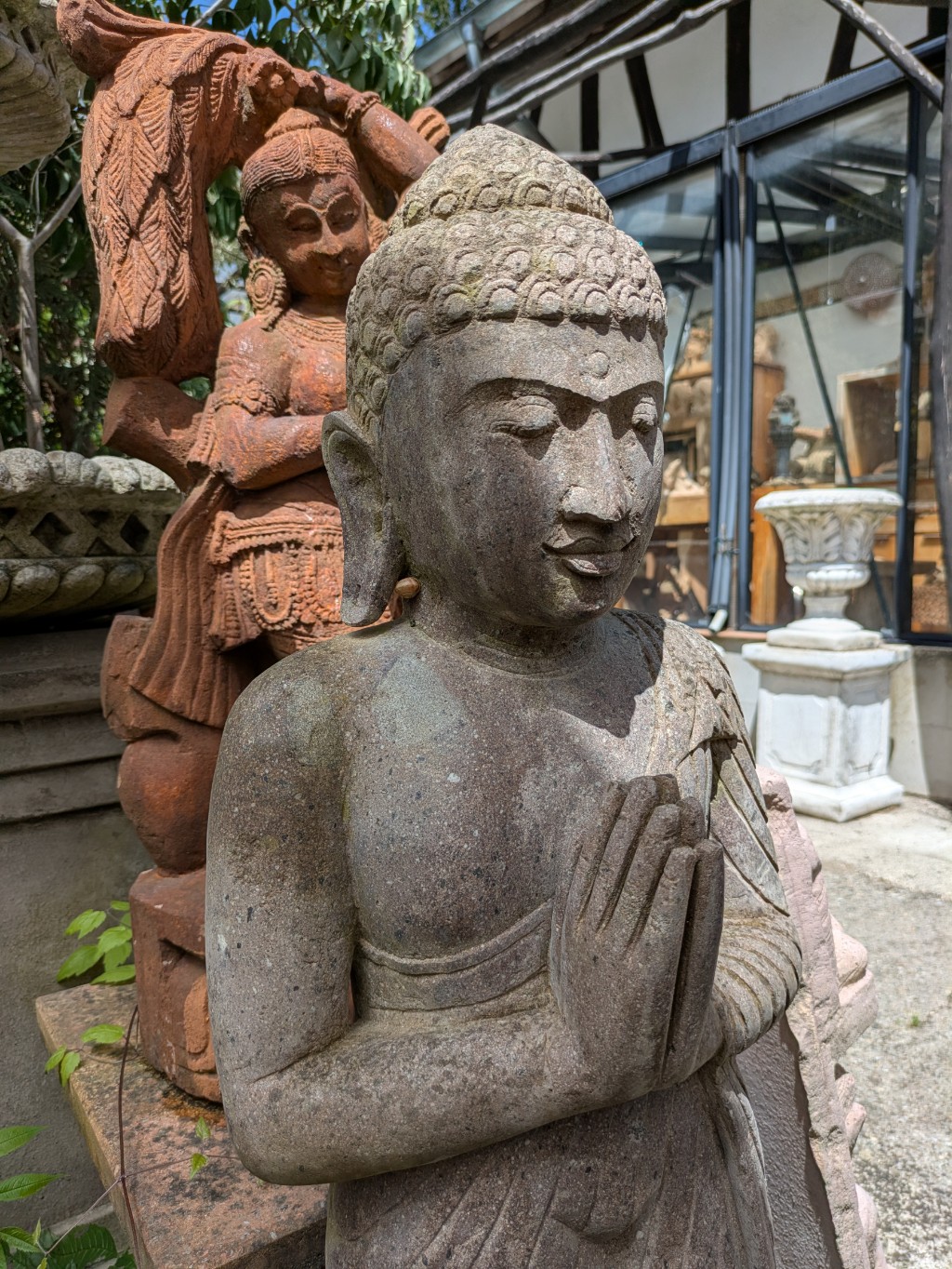 Stehender Buddha aus Riverstone- 100cm