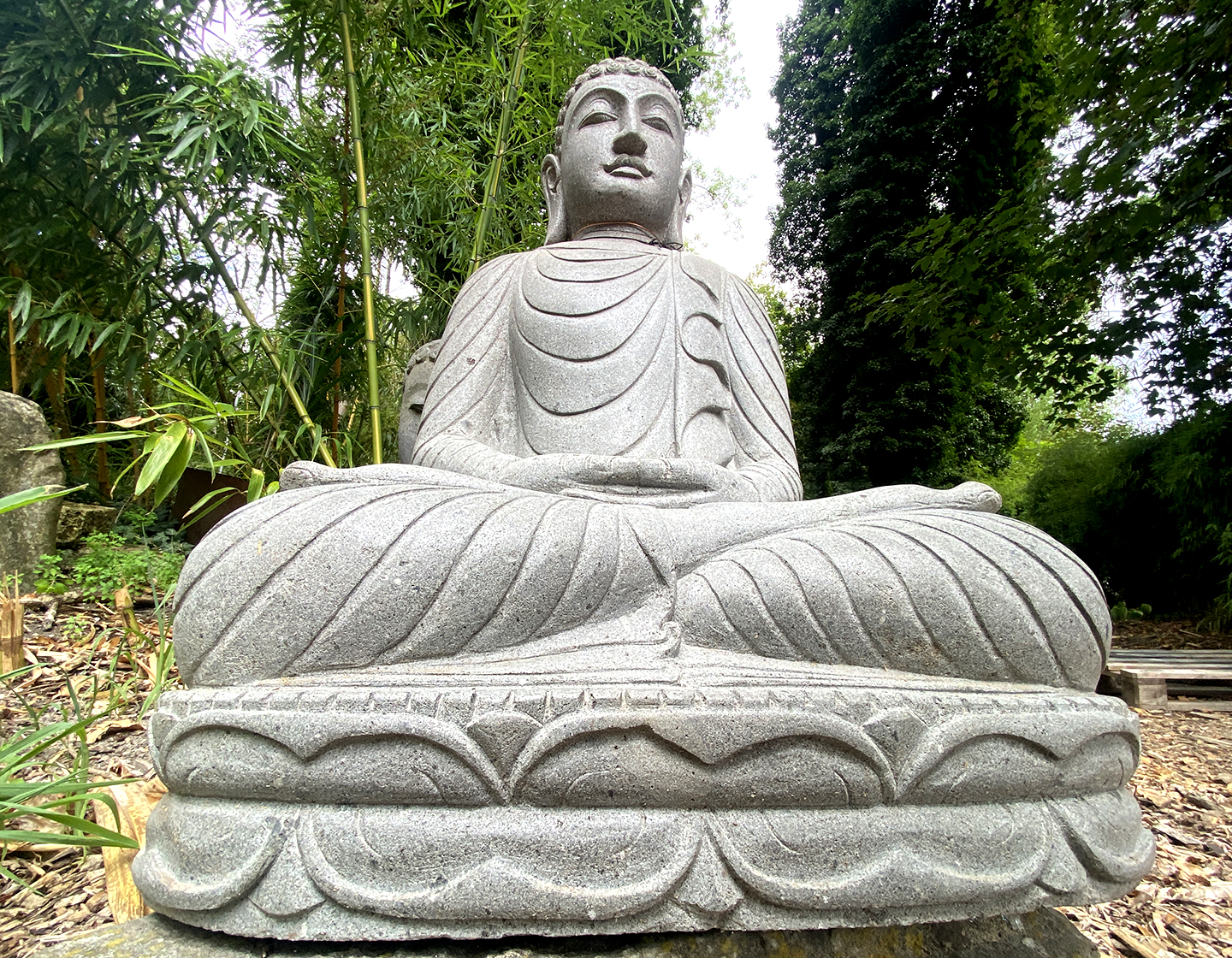 Buddha im Dhyana Mudra aus Flussstein - 85 cm