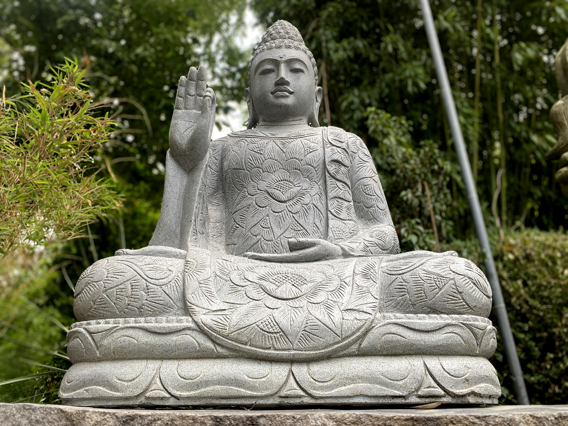 Sitzender Buddha mit floraler Schnitzerei - ca. 121 cm