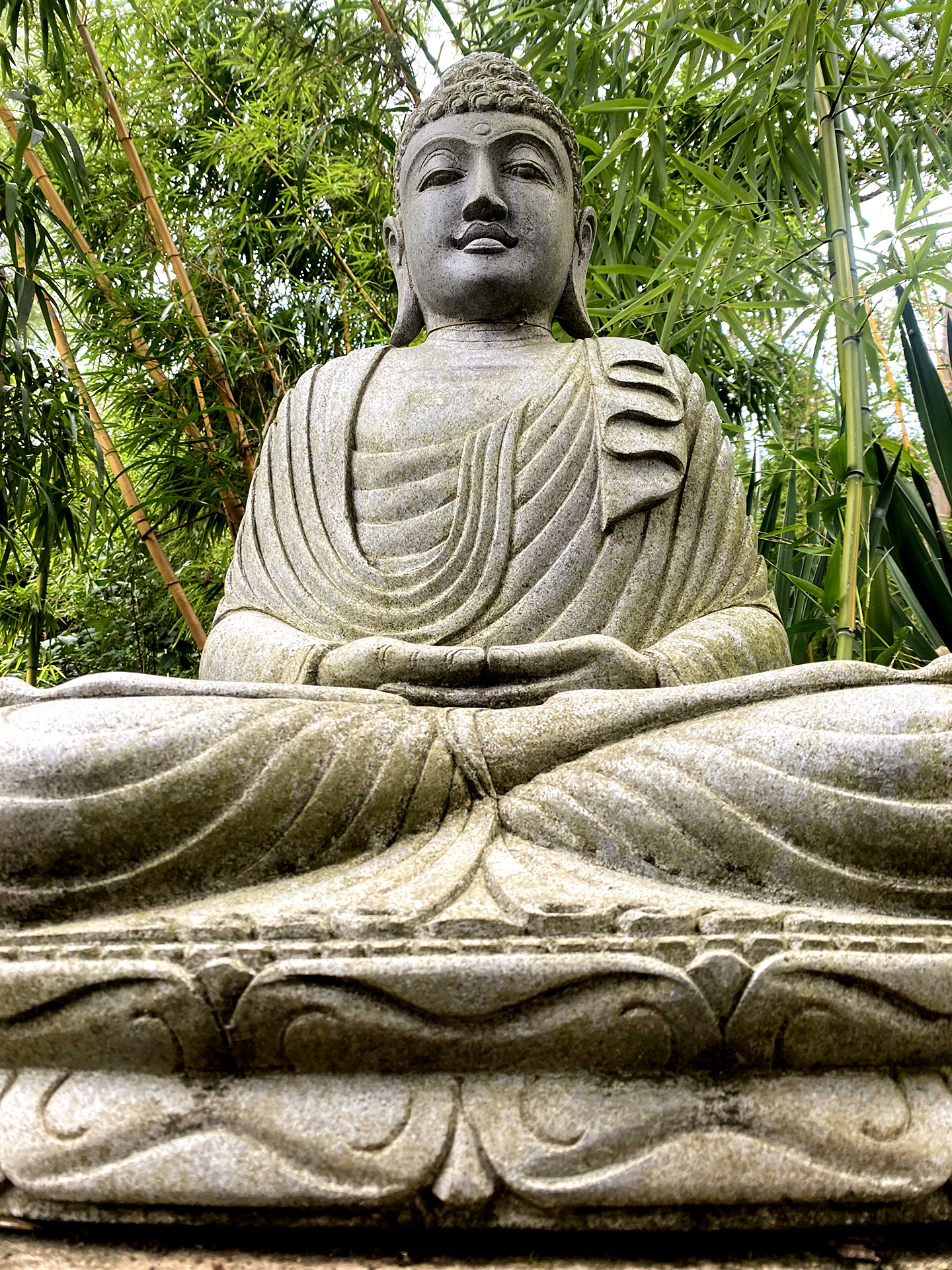 Sitzender Buddha aus Riverstone (volles Gewand) - 80cm