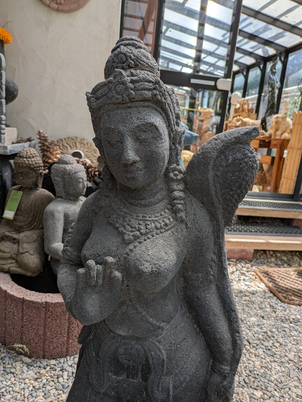 Dewi Tara stehend auf Sockel - 101cm