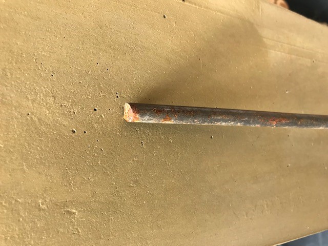 Stab-Stehle Stele mit Eisenstab