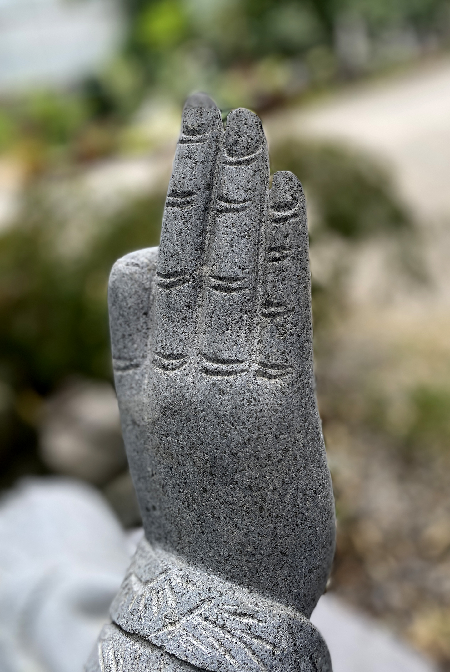 Sitzender Buddha mit floraler Schnitzerei - ca. 121 cm