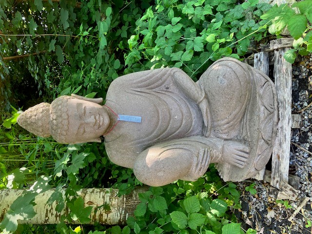 Buddha aus Riverstone mit angewickelten Bein - 80cm