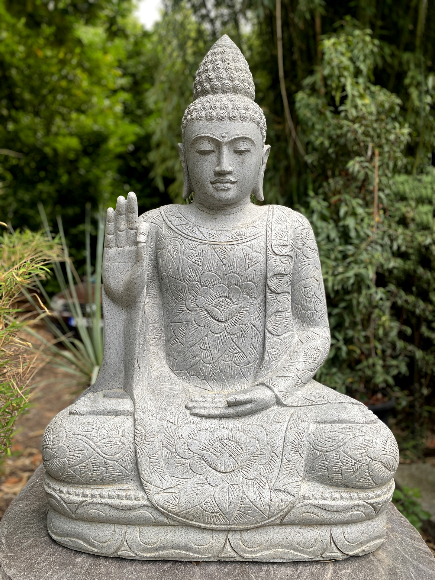 Sitzender Buddha mit floraler Schnitzerei - ca. 121 cm