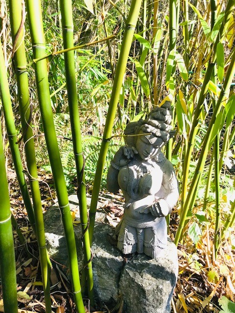 Figur-im-Bambus Apsara mit Buch