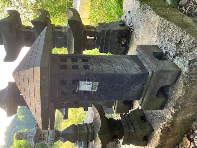 Kleine Steinlaterne aus dunklem Lavastein