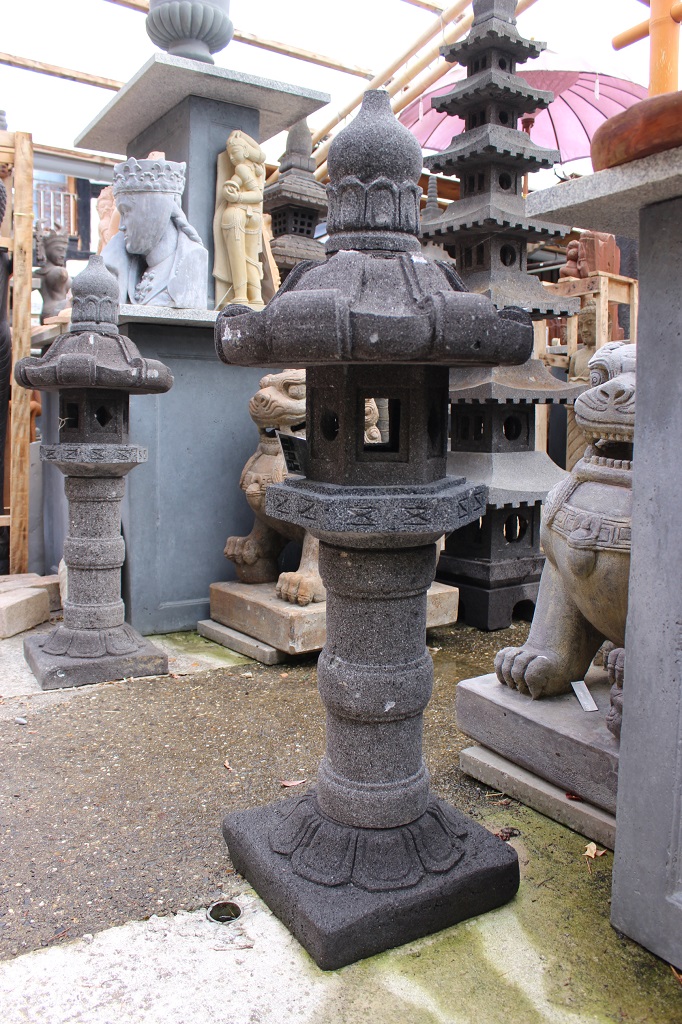 Laterne-nur-ein-Dach Japanische Steinlaterne Kasuga aus Lavastein