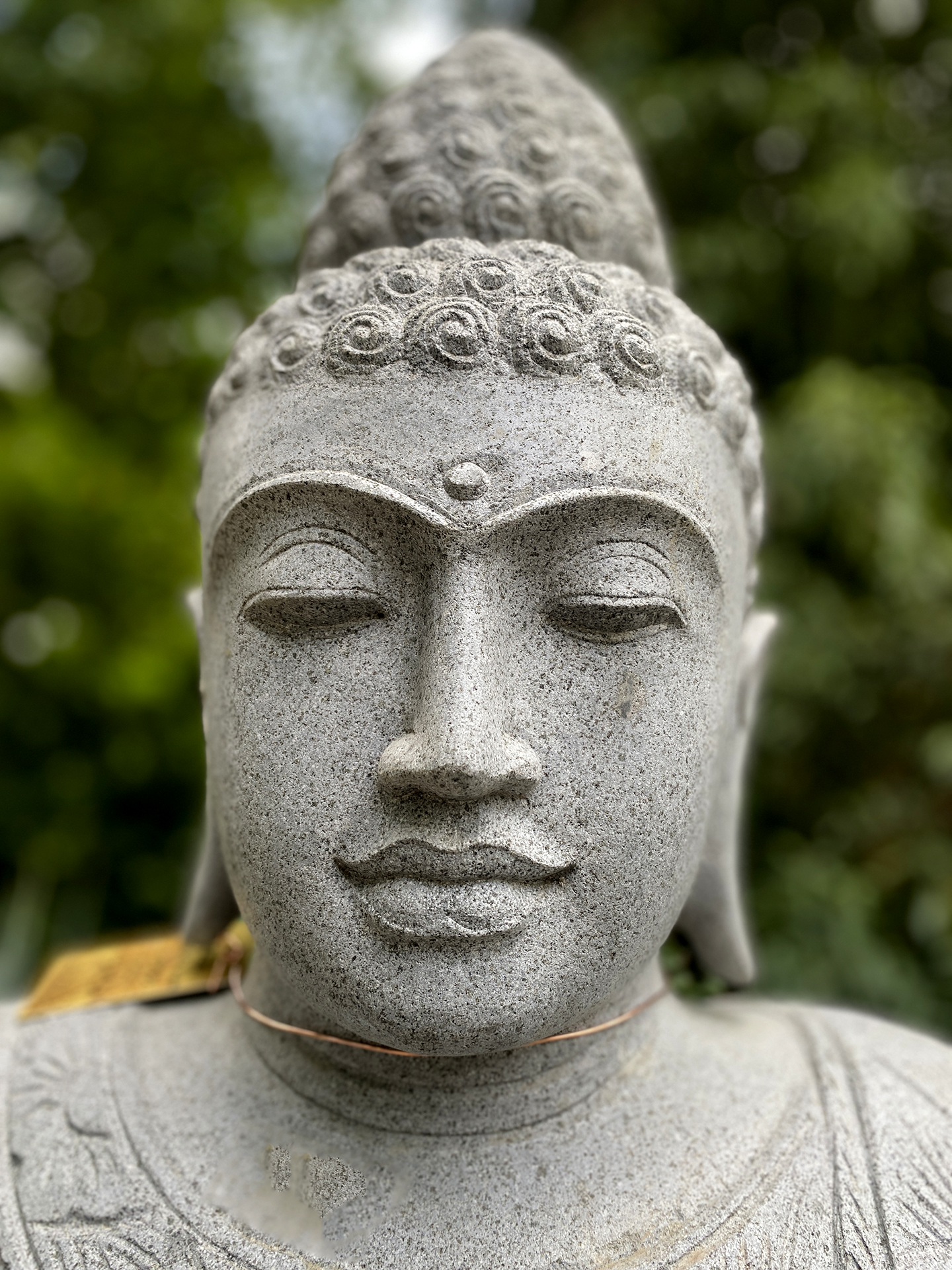 Sitzender Buddha mit floraler Schnitzerei - ca. 121 cm
