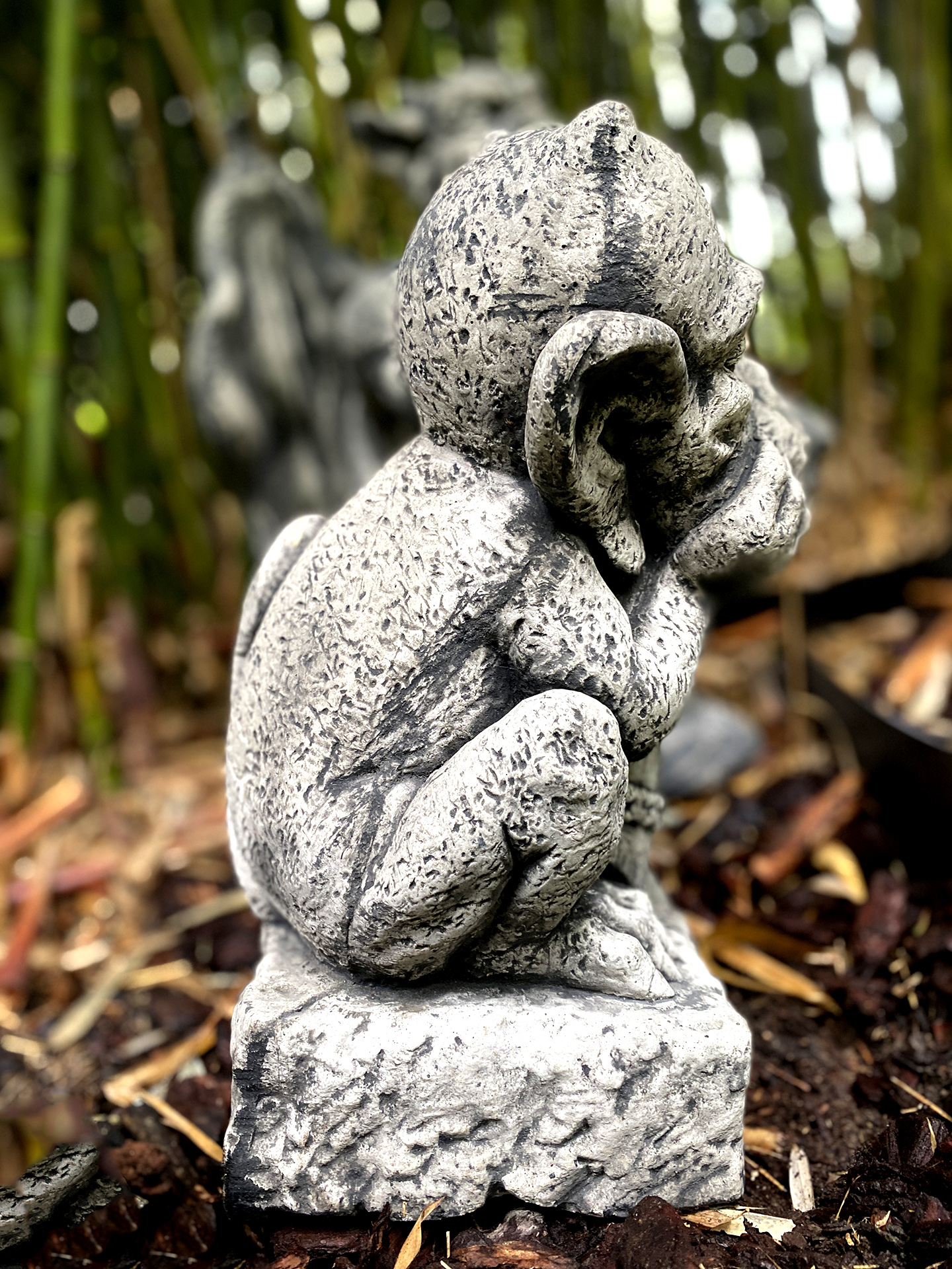 Gargoyle mit Schild in Ketten
