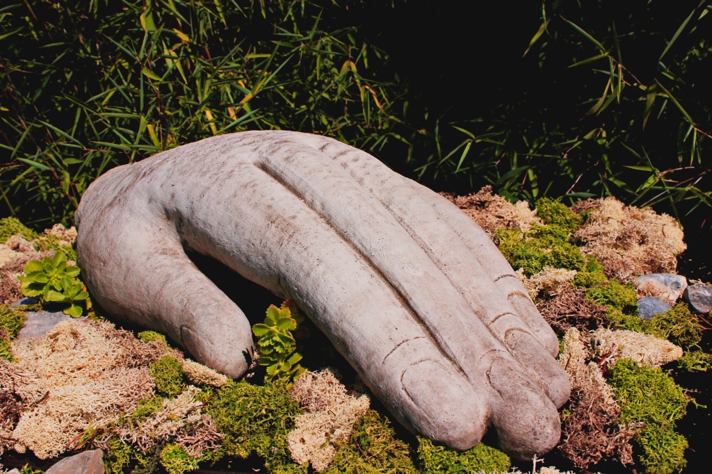 Große Hand aus Stein
