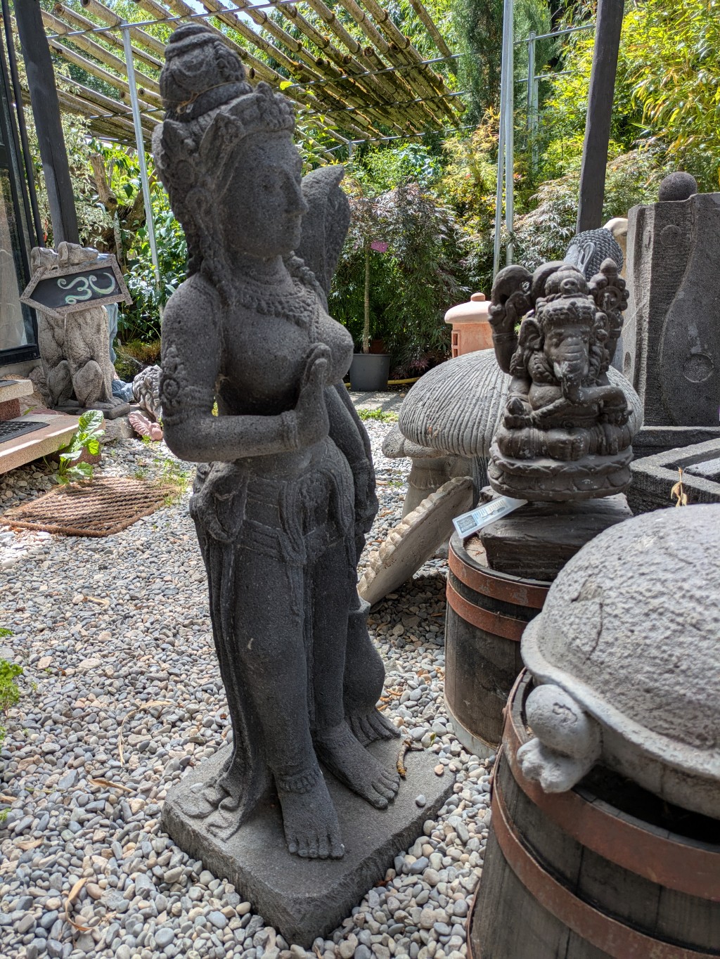 Dewi Tara stehend auf Sockel - 101cm Dewi Tara stehend auf Sockel - 101cm