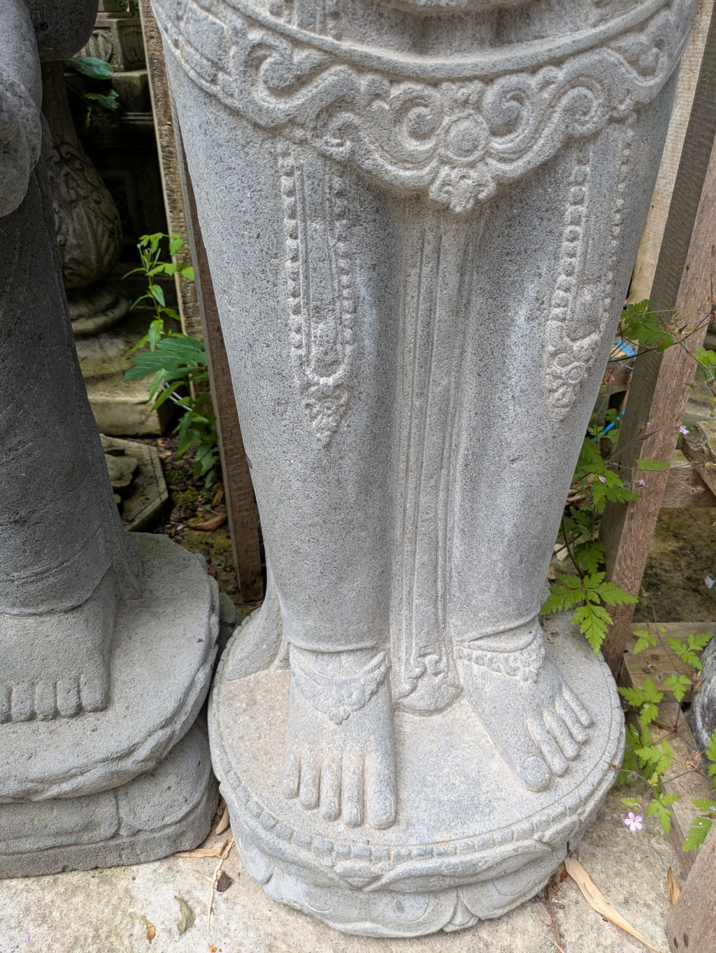 Dewi Tara stehend mit Korb aus Riverstone - 155 cm