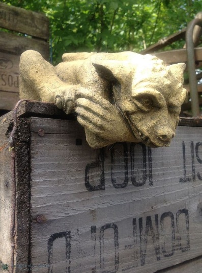 Drache-klein-f-r Runter blickender Gargoyle