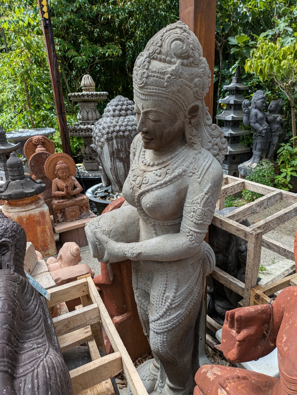 Dewi Tara stehend mit Korb aus Riverstone - 148 cm 